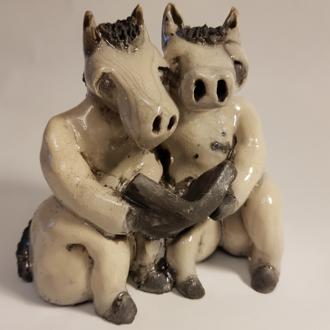 En læsehest i keramik